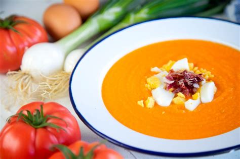 Plato terminado de lomo en salmorejo con sus guarniciones