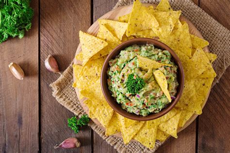 Guacamole sin tomate en un bol con nachos