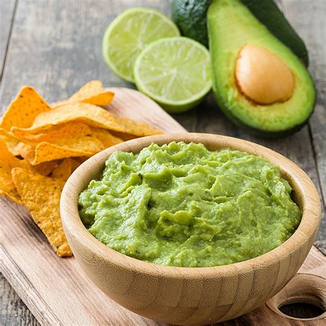 Preparación del guacamole en un mortero