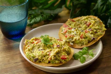 Guacamole sin tomate servido con tostadas