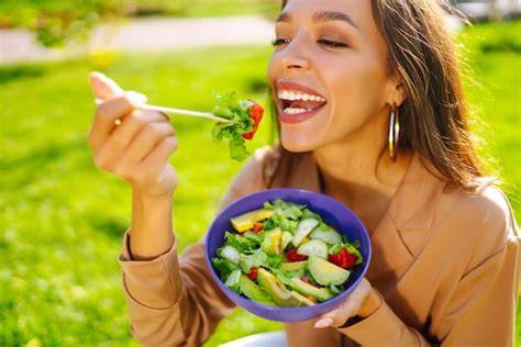 Persona disfrutando de un snack saludable al aire libre