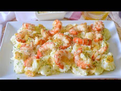 Tortitas de gambas recién hechas en un plato