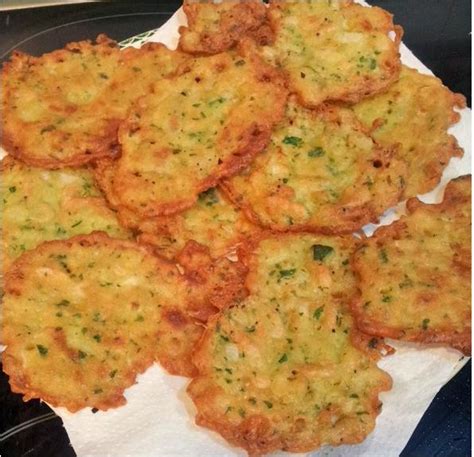 Tortitas de gambas friéndose en aceite caliente
