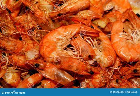Variedad de tortitas de gambas listas para servir
