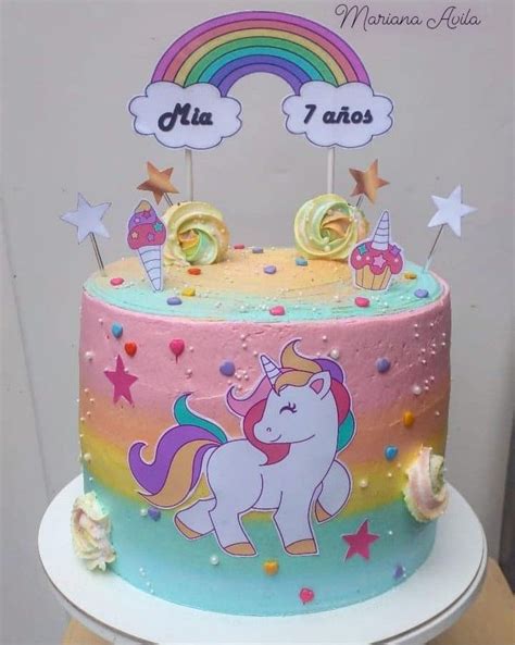Tortas temáticas de princesas y unicornios rosados con detalles decorativos
