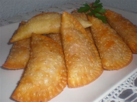 Variedad de empanadillas en una bandeja