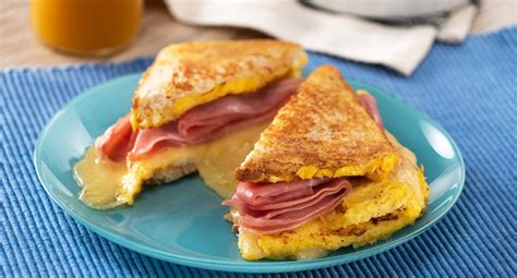 Montaje de omelette sándwich con jamón