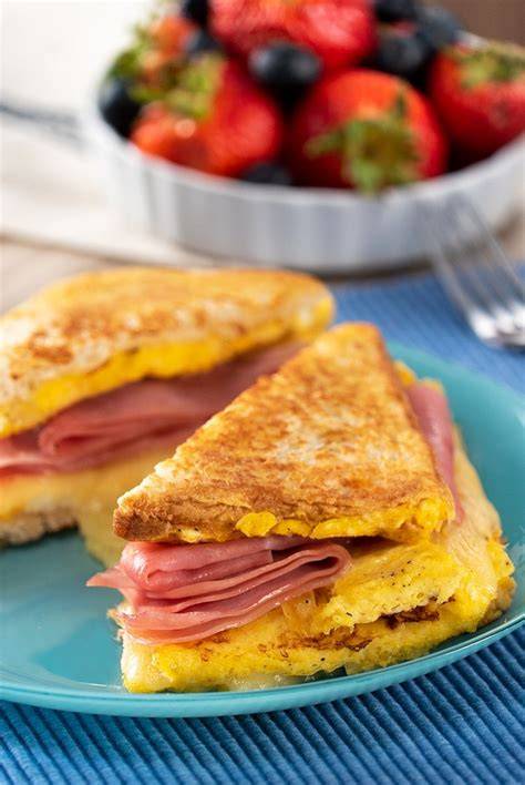 Omelette sándwich español dorado y listo para servir