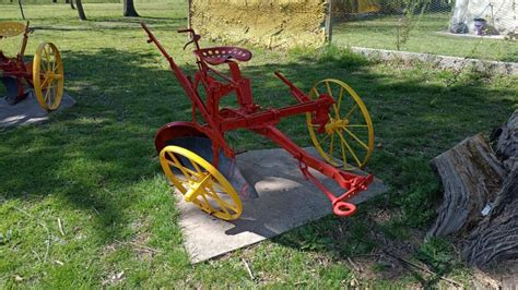 Maquinaria agrícola antigua expuesta en el museo