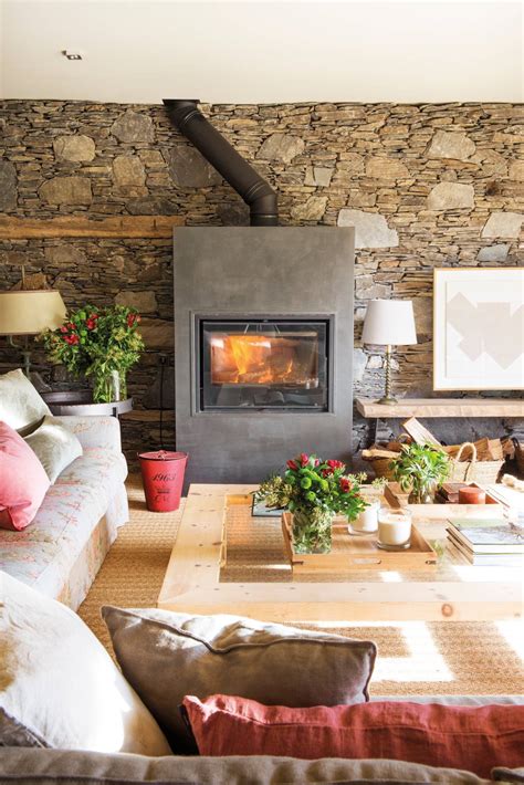 Interior del salón con chimenea en El Herrero de Pollos