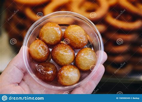 Postre Lokma cubierto con jarabe