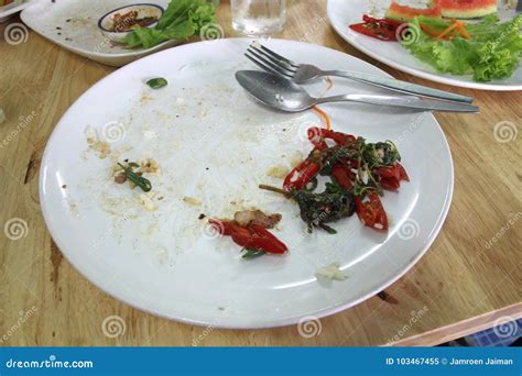 Plato con sobras de comida cubierto con film transparente