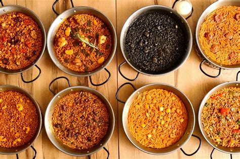 Variedad de paellas y arroces en un restaurante