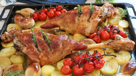 bandeja de cordero al horno con patatas recién hecha