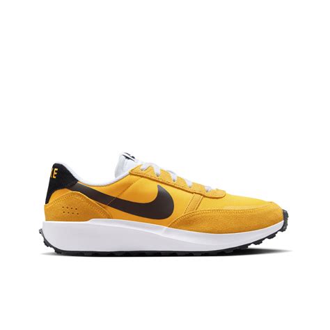 Zapatillas Nike amarillas pastel combinadas con un vestido de punto