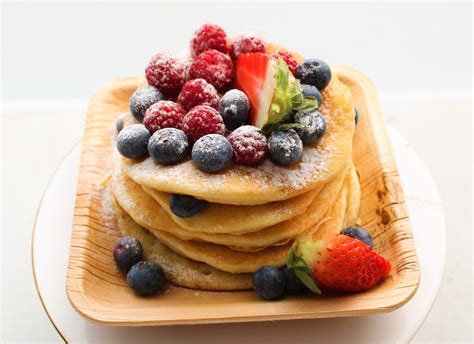 Pancakes de espelta con frutas y sirope