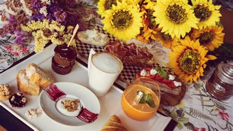 Desayuno artesanal con variedad de productos en Patio del Posadero