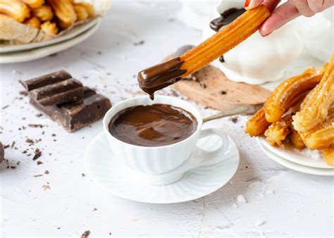 Plato de churros con chocolate en una cafetería tradicional