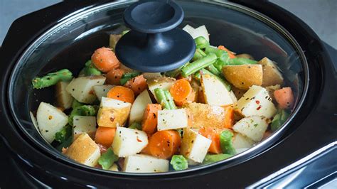 Olla de cocción lenta con ingredientes para fabes con codillo