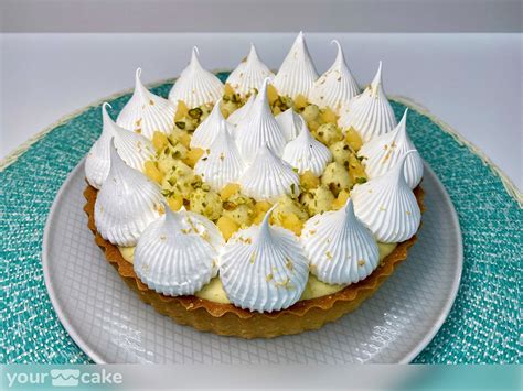 Tartaleta decorada con merengue, chips de brócoli y ralladura de limón