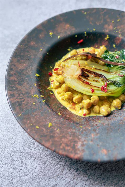 Guiso de garbanzos con Pak Choi en un plato rústico