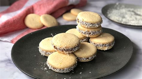 Alfajores de maicena rellenos con dulce de leche y coco