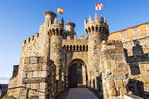 Fachada de la Panadería Liébana frente al Castillo de los Templarios de Ponferrada