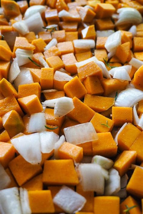 Calabaza y cebolla cortadas y listas para asar