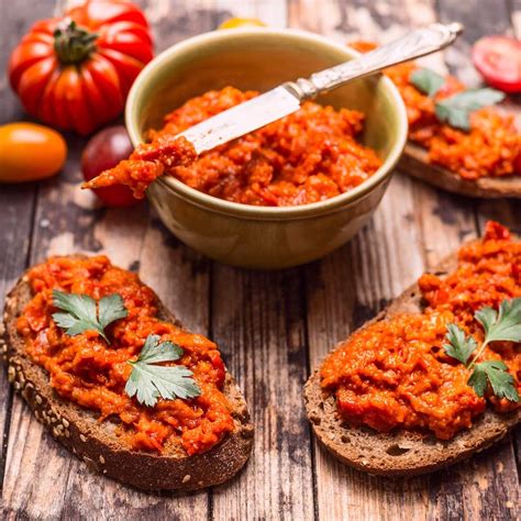 Untable de pimientos y tomates semisecos con anacardos