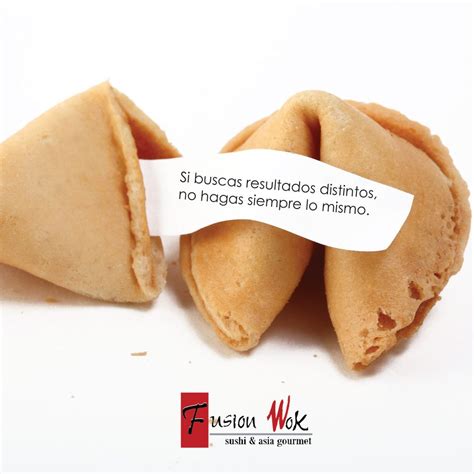 Galletas de la fortuna recién horneadas con mensajes