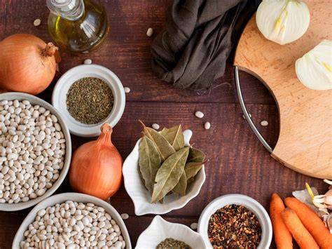 Ingredientes básicos sobre una mesa de cocina