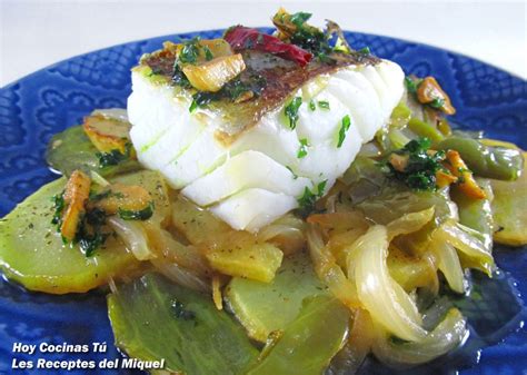 Plato de bacalao con pimientos verdes servido elegantemente