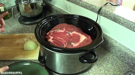 Olla cociendo carne de res con especias
