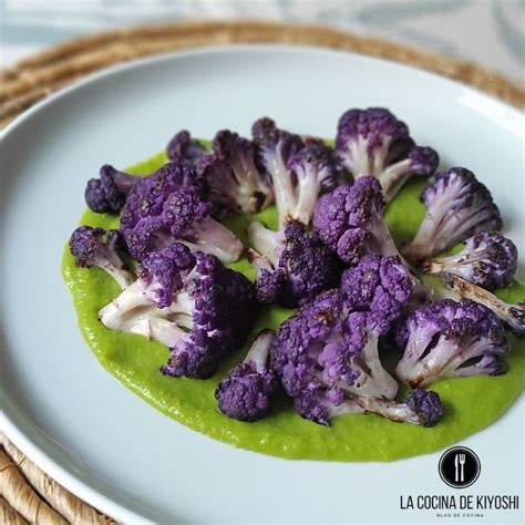 Plato saludable con coliflor morada cocinada al vapor