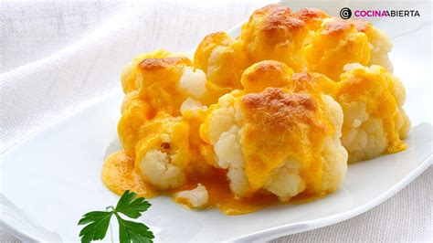 Plato de coliflor gratinada con salsa holandesa y cecina