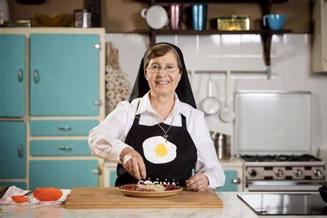 Hermana María José cocinando en Divinos Pucheros