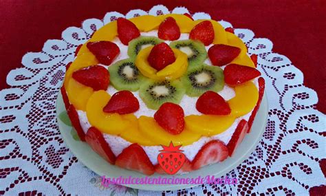 Tarta de yogur decorada con frutas y mermelada