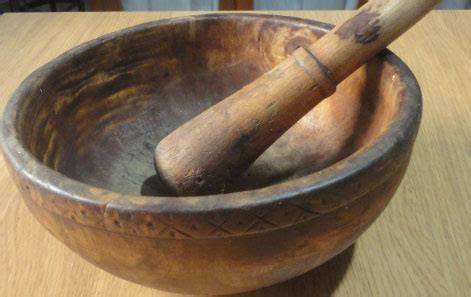 Recreación de un dornillo de madera y utensilios antiguos