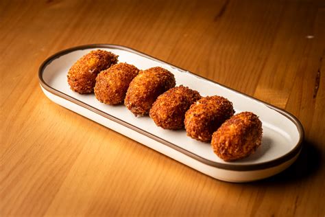 Masa de croquetas siendo formada y rebozada
