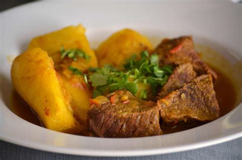 Plato de Sudado de Carne Colombiano