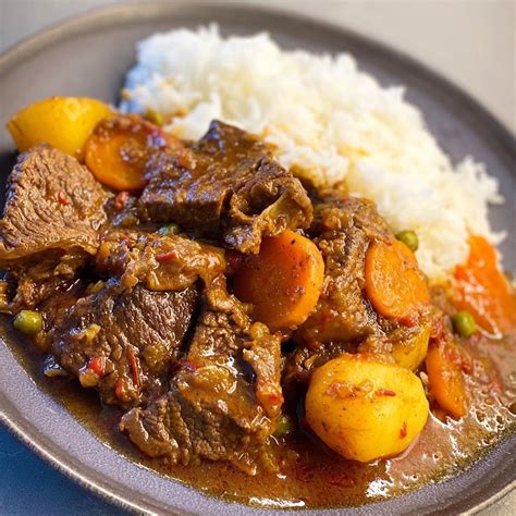 Sudado de Carne Servido con Acompañamientos