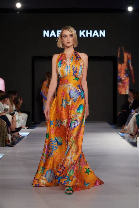 Pasarela de moda con modelos vestidas de amarillo mantequilla