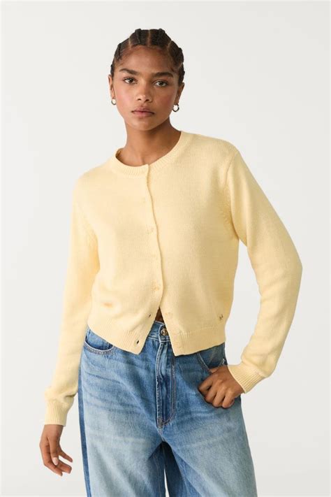 Total look amarillo mantequilla con accesorios de contraste