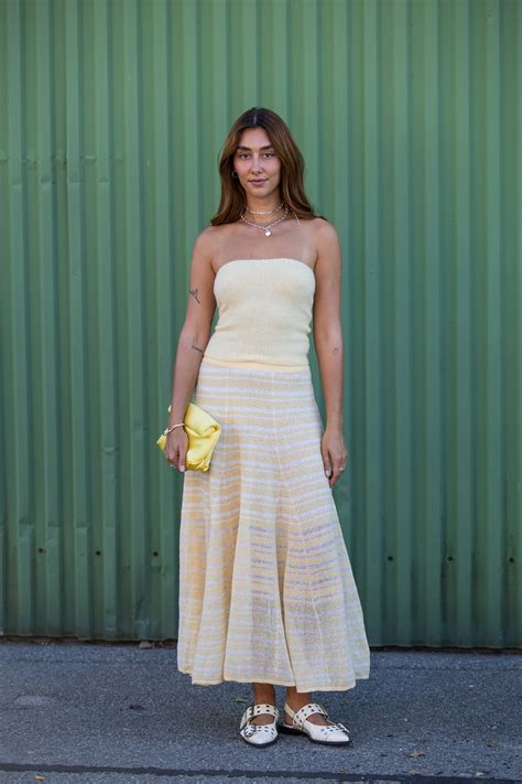 Street style con diferentes looks de amarillo mantequilla