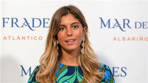 Sara Baceiredo con chaqueta amarillo pastel y look sporty chic