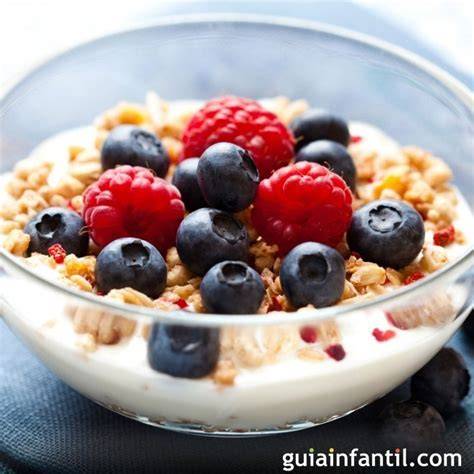 Yogur con frutas y cereales, mostrando la diversidad de su consumo