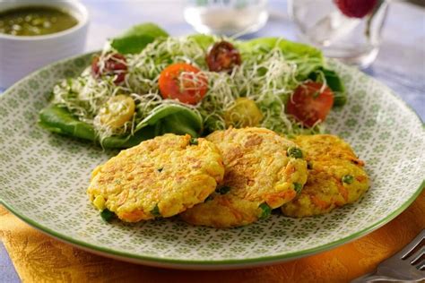 Plato de tortitas de mijo recién horneadas con guarnición de verduras
