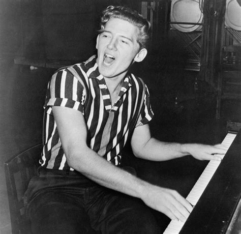 Jerry Lee Lewis tocando el piano con su estilo enérgico