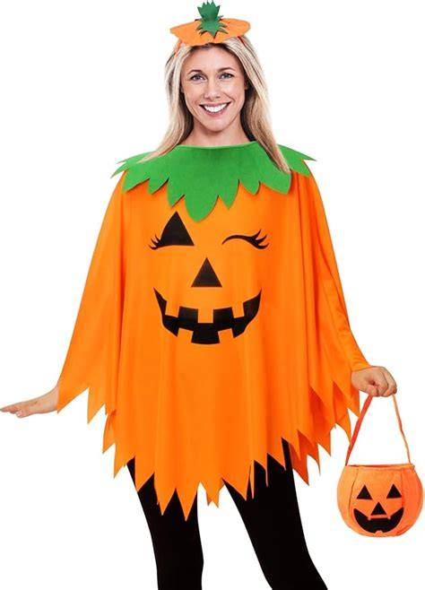 mujer con disfraz de calabaza creativo