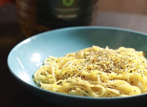 Pasta integral con acelgas, ajo y chile